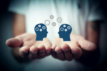 邻家花美男里那个熊猫眼女编辑叫什么？