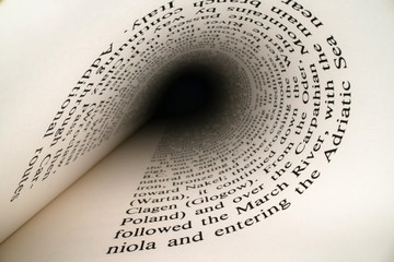 邻家花美男里那个熊猫眼女编辑叫什么？