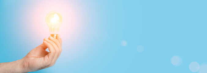 邻家花美男里那个熊猫眼女编辑叫什么？