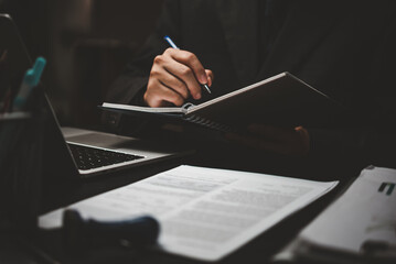 邻家花美男里那个熊猫眼女编辑叫什么？