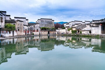 邻家花美男里那个熊猫眼女编辑叫什么？