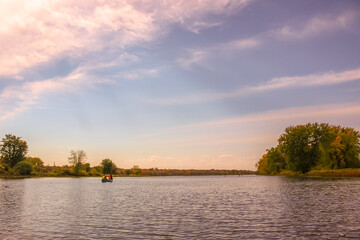 邻家花美男里那个熊猫眼女编辑叫什么？