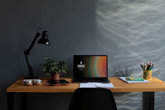 邻家花美男里那个熊猫眼女编辑叫什么？