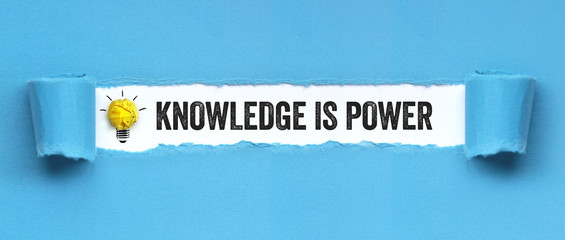 邻家花美男里那个熊猫眼女编辑叫什么？